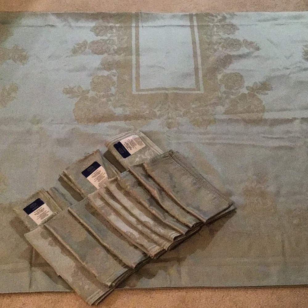 Damask table cloth